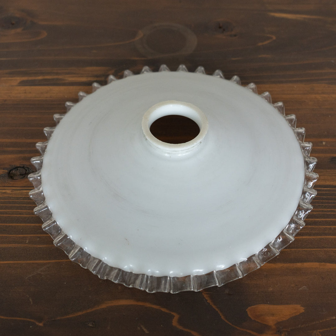 裾のフリルデザインやミルクガラスの色味が上品 ガラスシェード単品 /H（※接続金具・コード・電球は別売り）