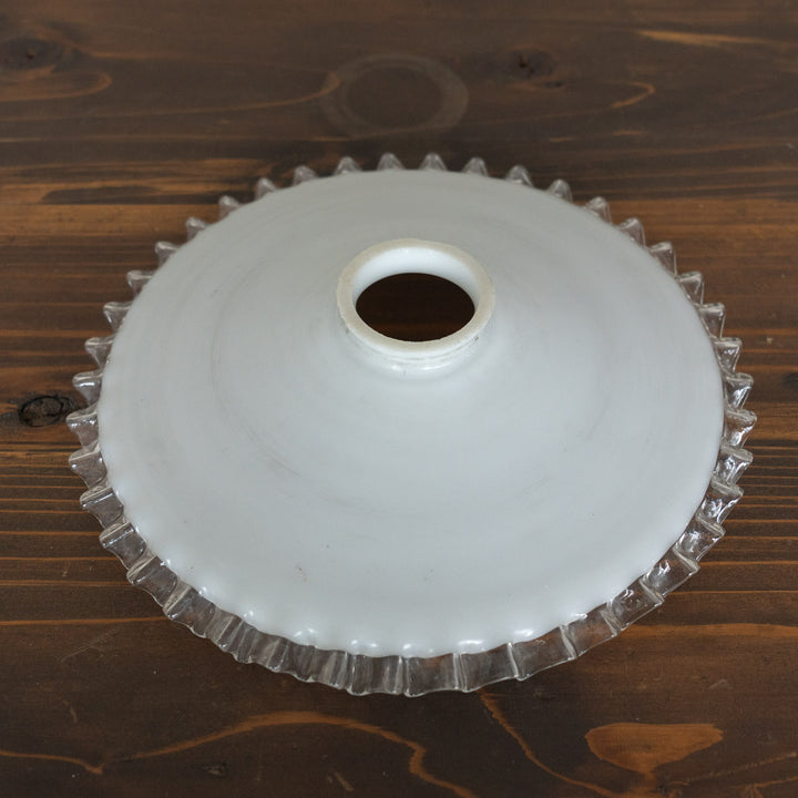 裾のフリルデザインやミルクガラスの色味が上品 ガラスシェード単品 /H（※接続金具・コード・電球は別売り）