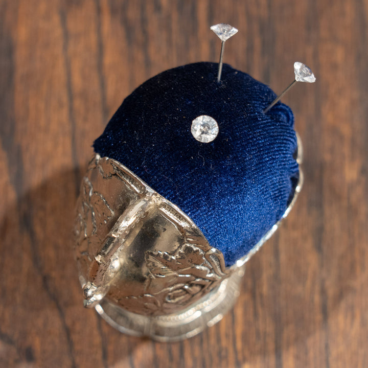 高貴なブルーベルベットと薔薇のレリーフが美しい コールシャトル型 ピンクッション /26D