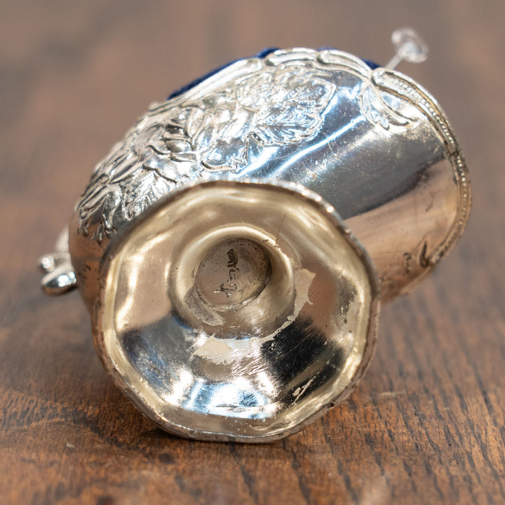 高貴なブルーベルベットと薔薇のレリーフが美しい コールシャトル型 ピンクッション /26D