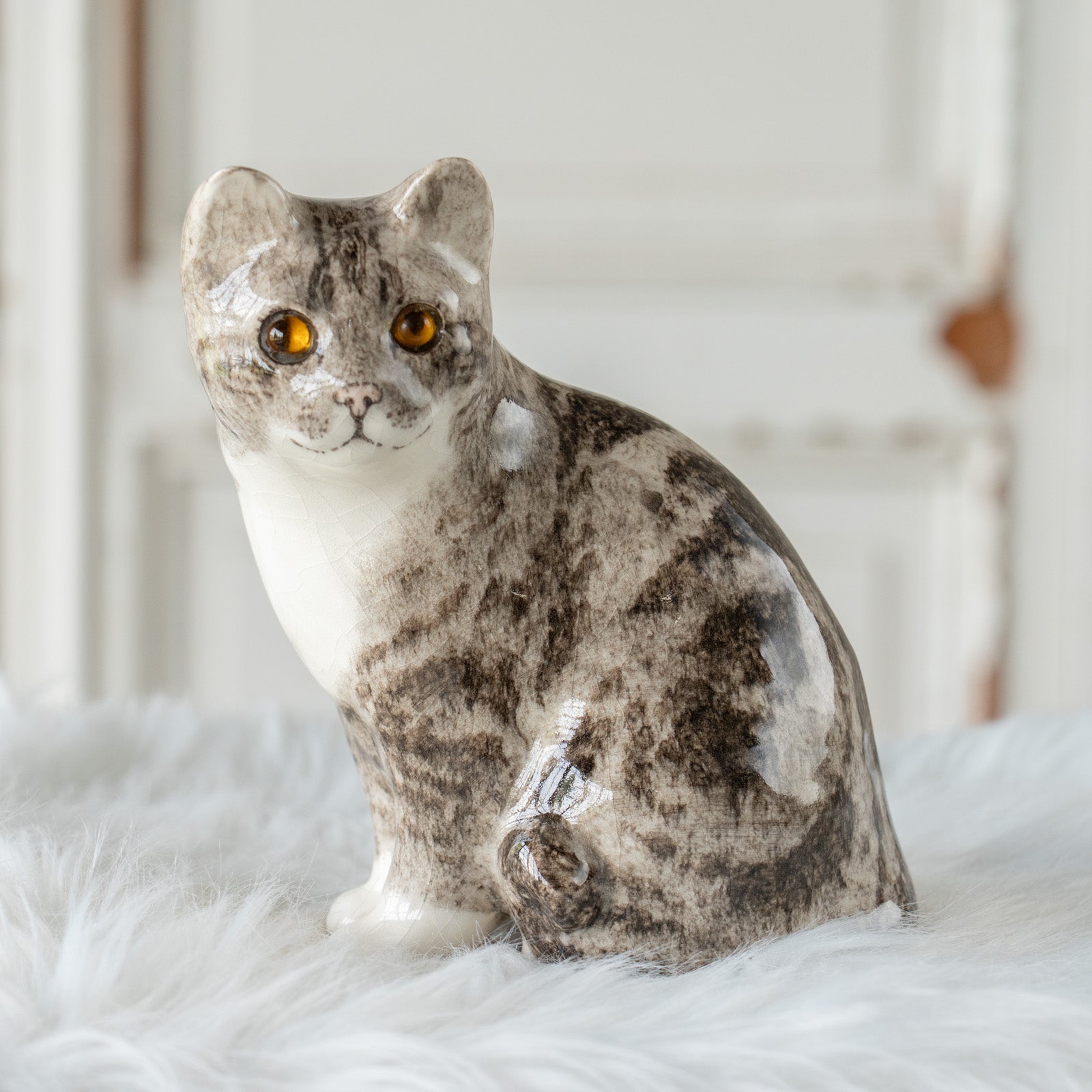 Winstanley Cat ウィンスタンレイ キャット】座ってこちらを見つめる