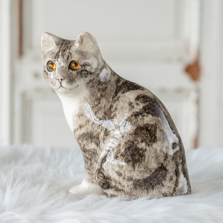 【Winstanley Cat ウィンスタンレイ キャット】座ってこちらを見つめる表情が愛らしい シルバータビー サバトラ猫 /26E