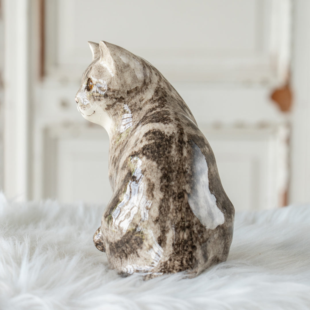 【Winstanley Cat ウィンスタンレイ キャット】座ってこちらを見つめる表情が愛らしい シルバータビー サバトラ猫 /26E