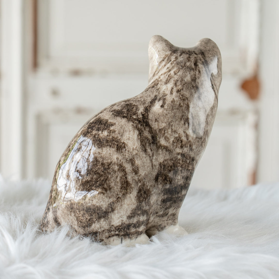 【Winstanley Cat ウィンスタンレイ キャット】座ってこちらを見つめる表情が愛らしい シルバータビー サバトラ猫 /26E