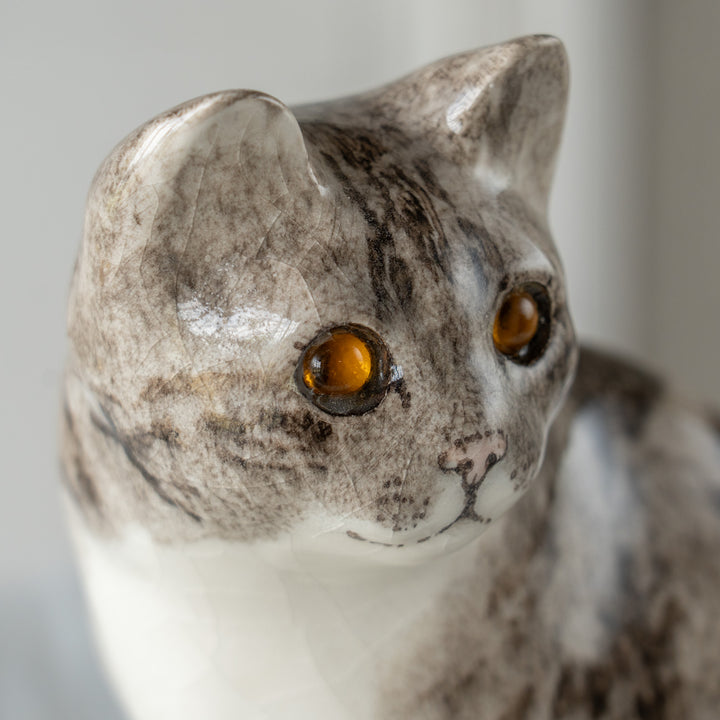 【Winstanley Cat ウィンスタンレイ キャット】座ってこちらを見つめる表情が愛らしい シルバータビー サバトラ猫 /26E