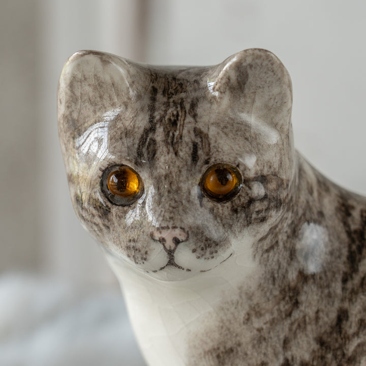 【Winstanley Cat ウィンスタンレイ キャット】座ってこちらを見つめる表情が愛らしい シルバータビー サバトラ猫 /26E