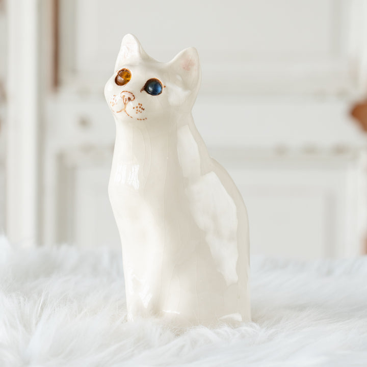 【Winstanley Cat ウィンスタンレイ キャット】小首をかしげた不思議そうな表情が魅力 オッドアイ スノーウィ 白猫 /26E
