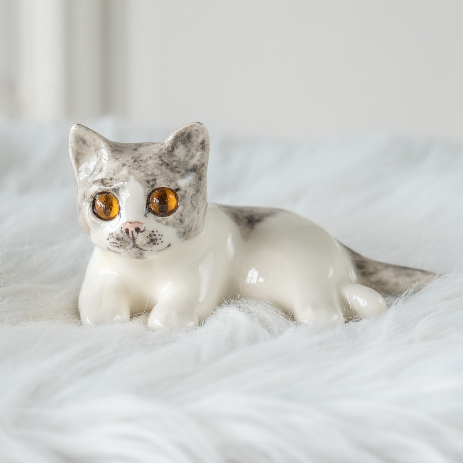 Winstanley Cat ウィンスタンレイ キャット】横座りでクロスした足が