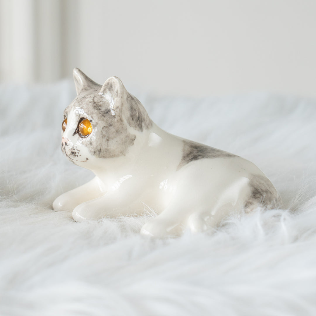【Winstanley Cat ウィンスタンレイ キャット】横座りでクロスした足が可愛らしい ハートマーク バイカラー ブチ猫 /26E
