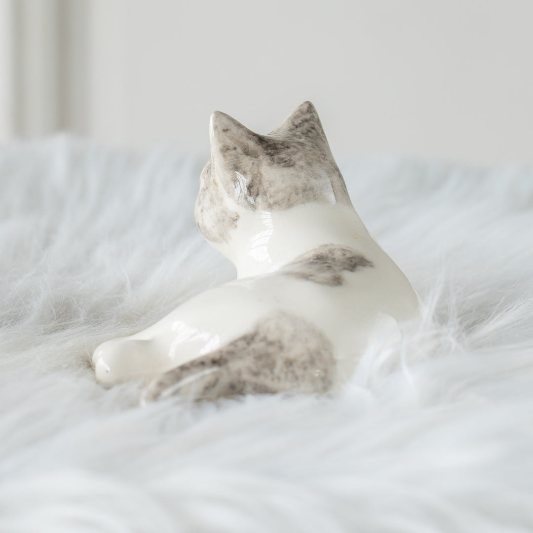 【Winstanley Cat ウィンスタンレイ キャット】横座りでクロスした足が可愛らしい ハートマーク バイカラー ブチ猫 /26E