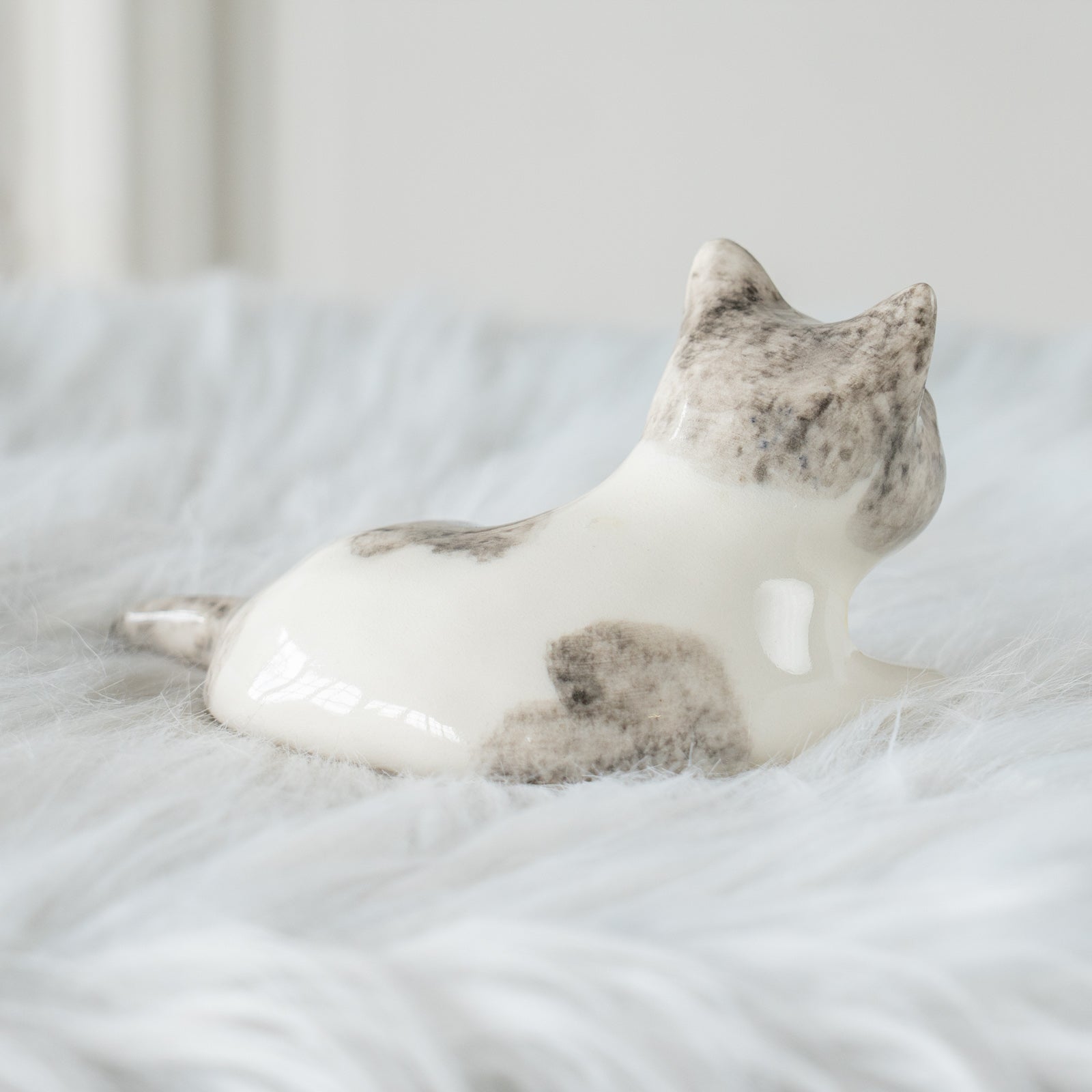 Winstanley Cat ウィンスタンレイ キャット】横座りでクロスした足が