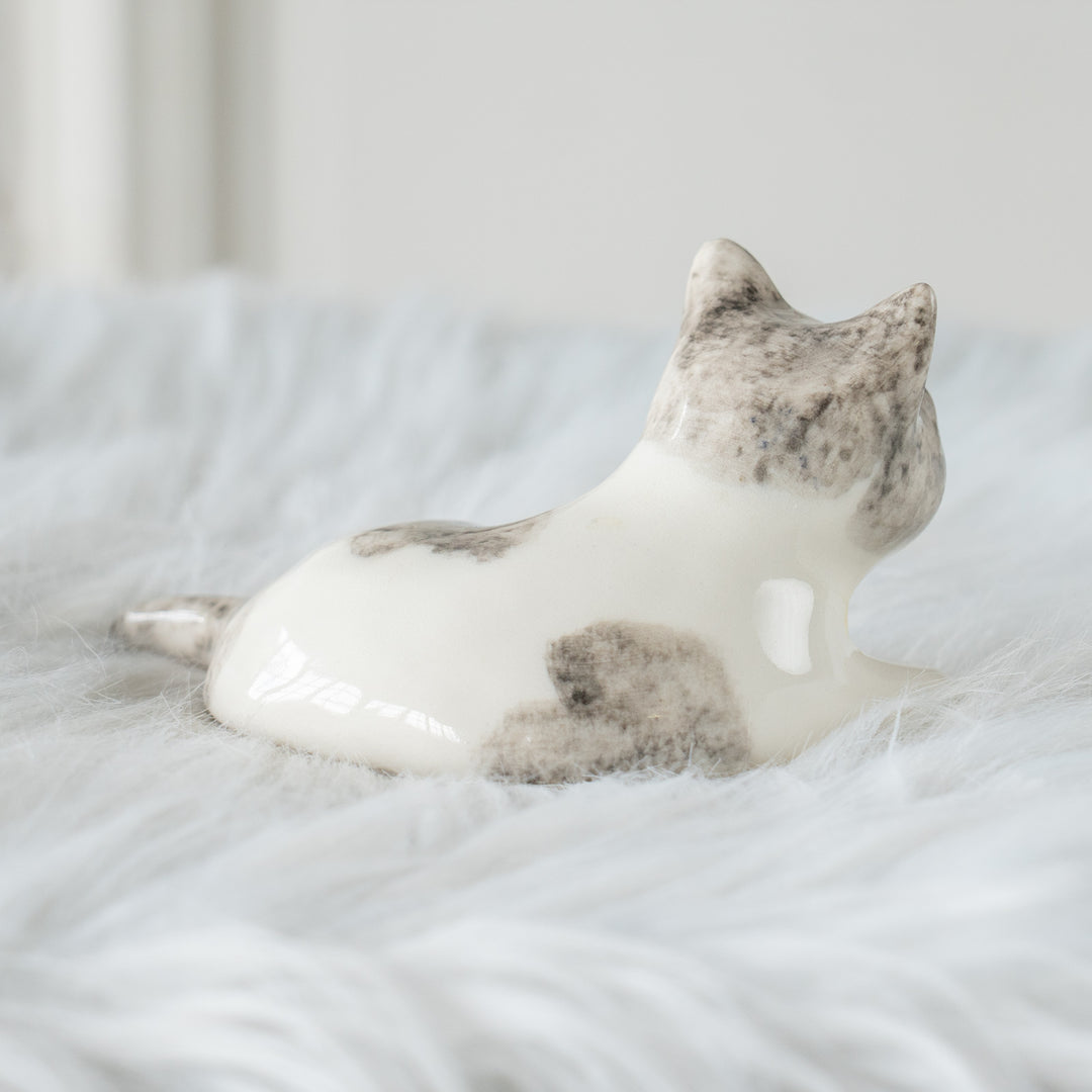 【Winstanley Cat ウィンスタンレイ キャット】横座りでクロスした足が可愛らしい ハートマーク バイカラー ブチ猫 /26E