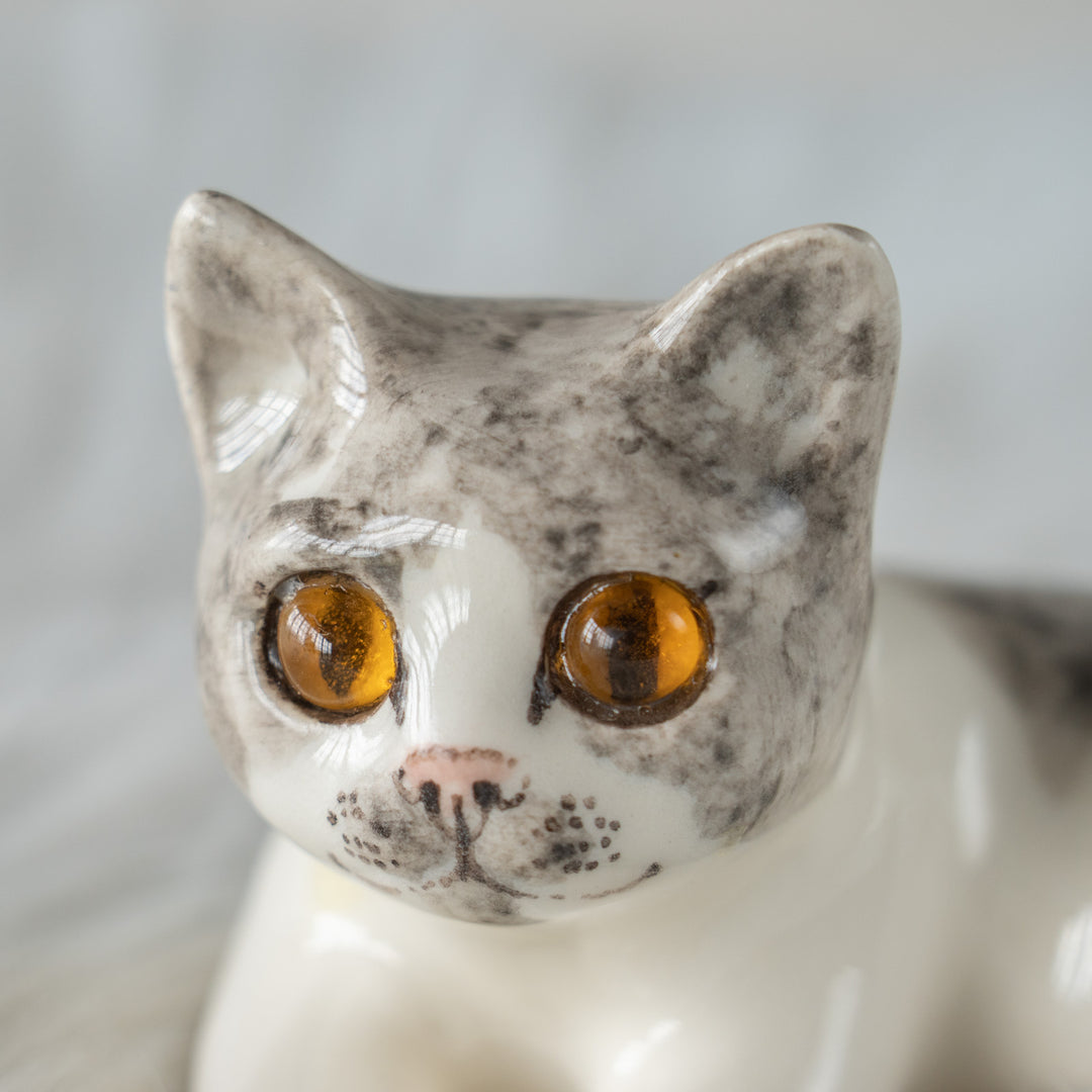 【Winstanley Cat ウィンスタンレイ キャット】横座りでクロスした足が可愛らしい ハートマーク バイカラー ブチ猫 /26E