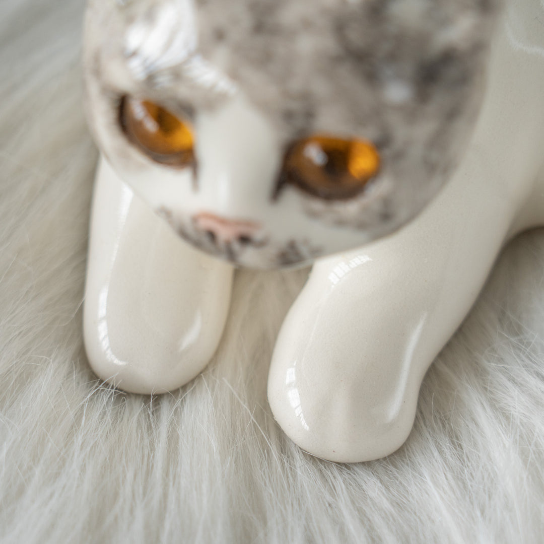 【Winstanley Cat ウィンスタンレイ キャット】横座りでクロスした足が可愛らしい ハートマーク バイカラー ブチ猫 /26E