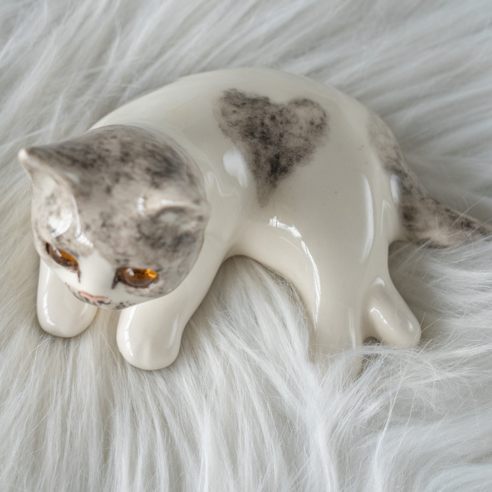Winstanley Cat ウィンスタンレイ キャット】横座りでクロスした足が