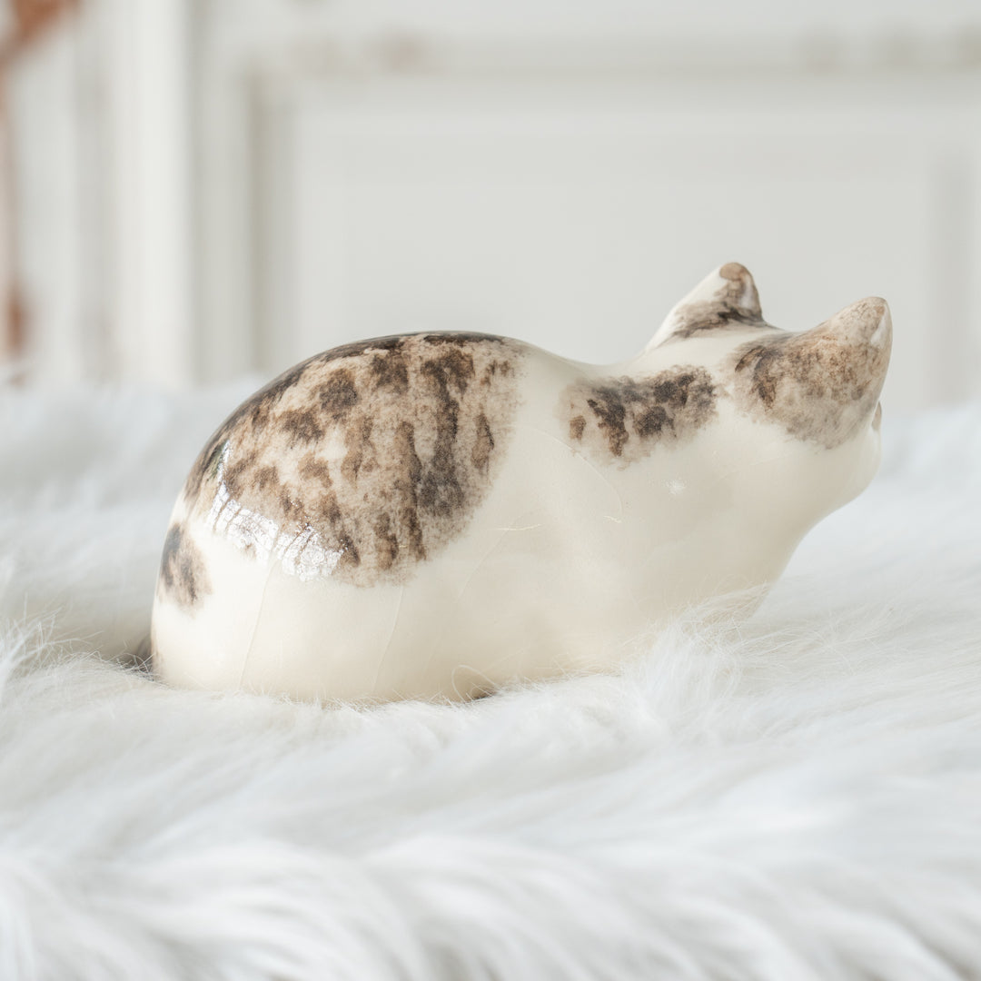 【Winstanley Cat ウィンスタンレイ キャット】姿勢を低くして獲物を狙う シルバータビー サバトラ猫 /25L