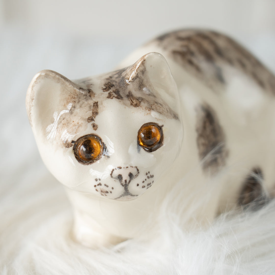【Winstanley Cat ウィンスタンレイ キャット】姿勢を低くして獲物を狙う シルバータビー サバトラ猫 /25L