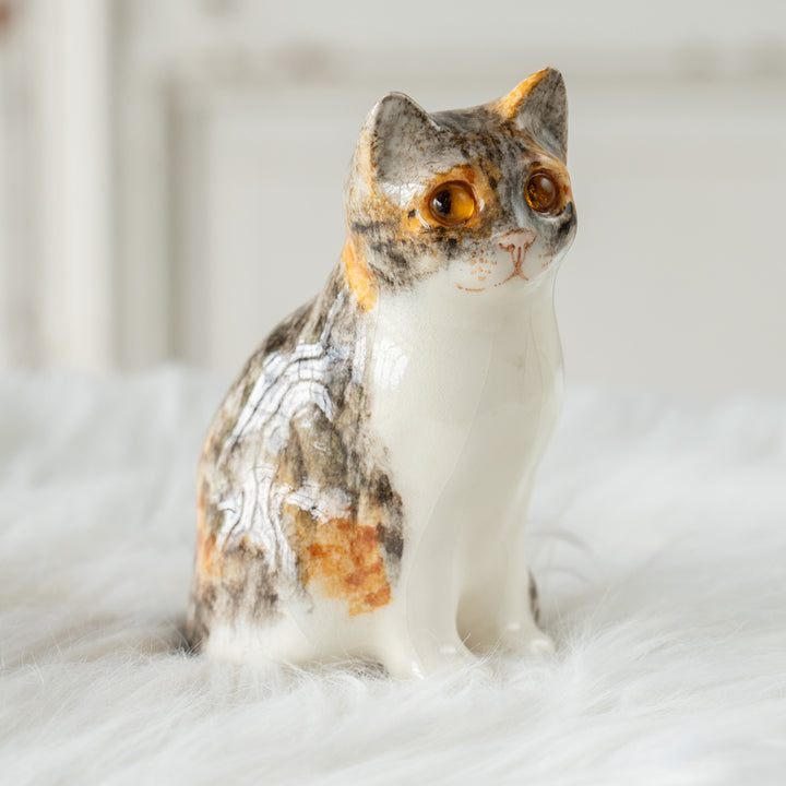 【Winstanley Cat ウィンスタンレイ キャット】愛嬌のある表情や柄が目を惹く キャリコ 三毛猫 /26E