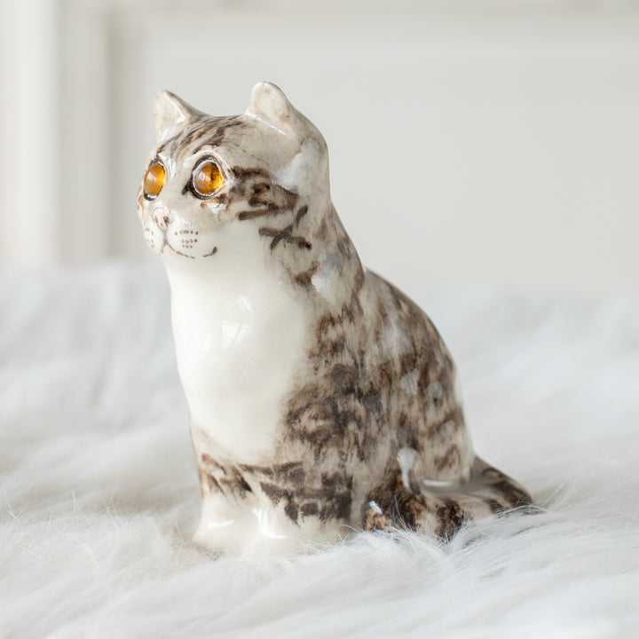 【Winstanley Cat ウィンスタンレイ キャット】つぶらな瞳でじっと見つめる シルバータビー サバトラ猫 /26E