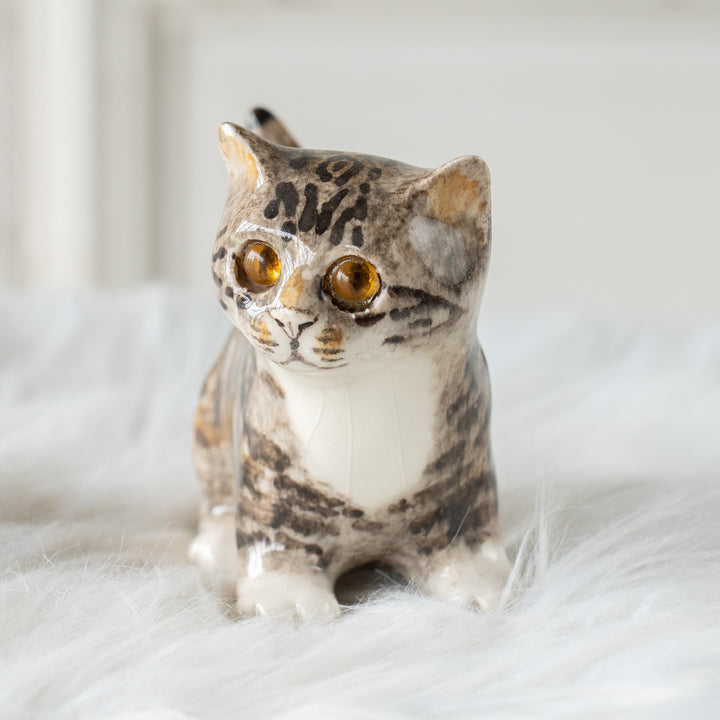 【Winstanley Cat ウィンスタンレイ キャット】ピンと伸びた尻尾が目を惹く シルバータビー サバトラ猫 /26E