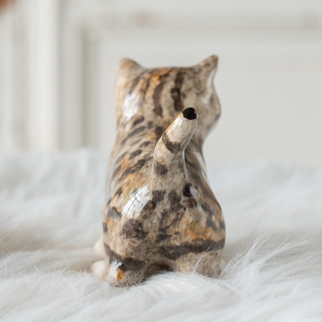 【Winstanley Cat ウィンスタンレイ キャット】ピンと伸びた尻尾が目を惹く シルバータビー サバトラ猫 /26E