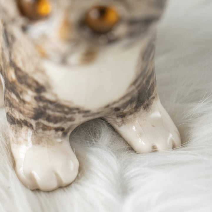 【Winstanley Cat ウィンスタンレイ キャット】ピンと伸びた尻尾が目を惹く シルバータビー サバトラ猫 /26E