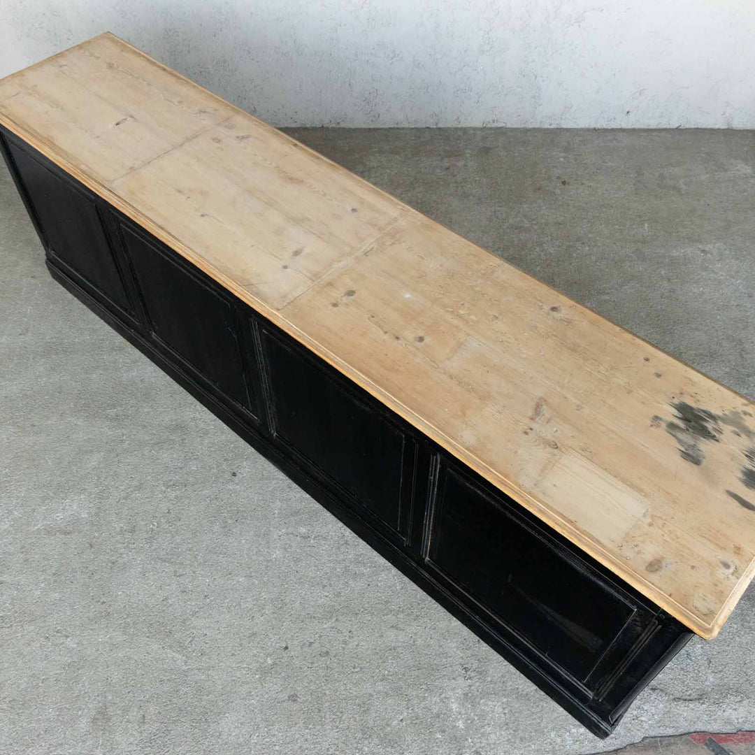 ブラックペイントがシックな装い 長い天板は作業用や店舗什器に最適 カウンター ワークテーブル /16L[m]