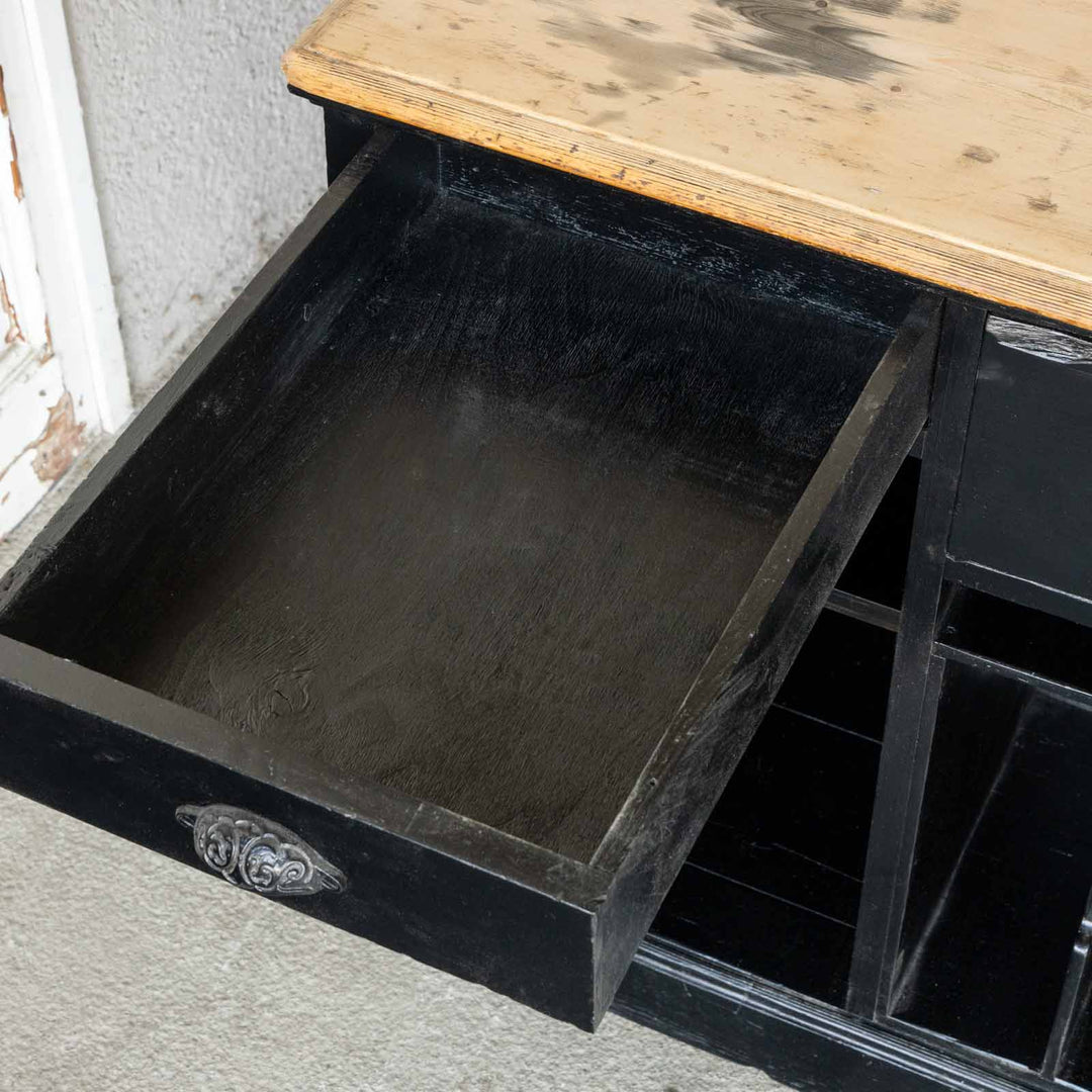 ブラックペイントがシックな装い 長い天板は作業用や店舗什器に最適 カウンター ワークテーブル /16L[m]