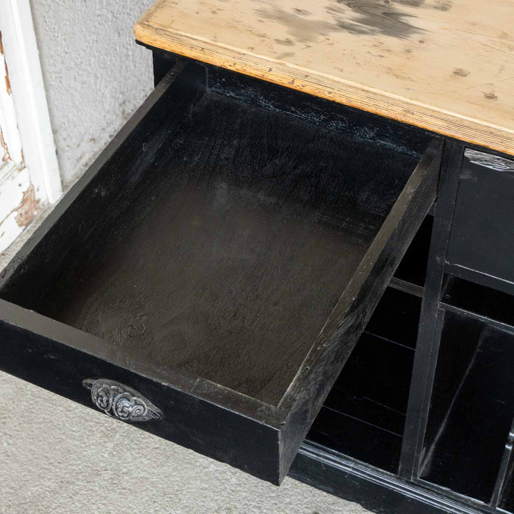 ブラックペイントがシックな装い 長い天板は作業用や店舗什器に最適 カウンター ワークテーブル /16L[m]