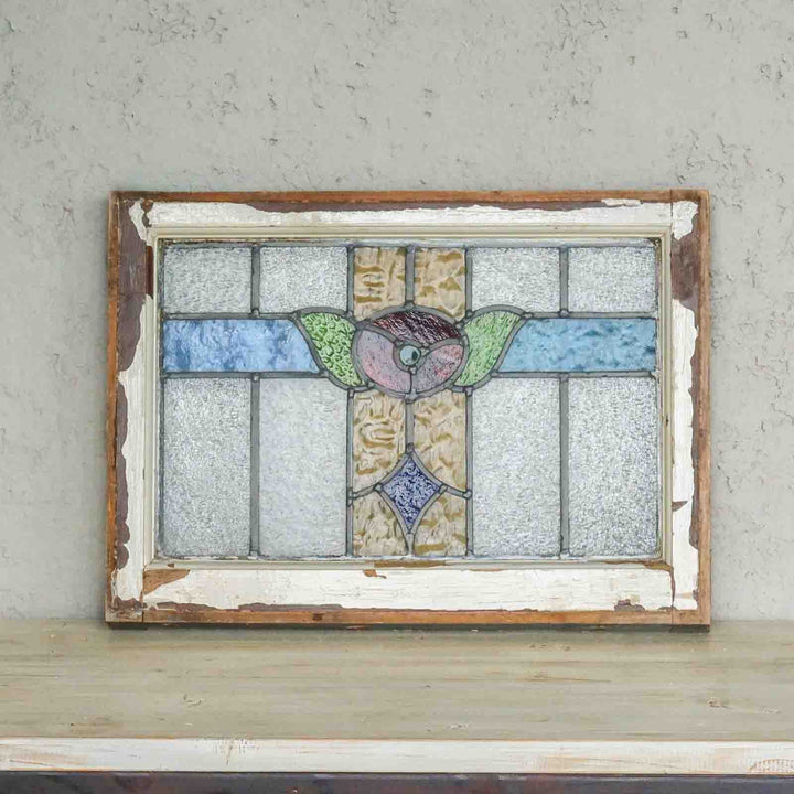 赤い小花とブルーのラインが印象的 ステンドグラス 585×420