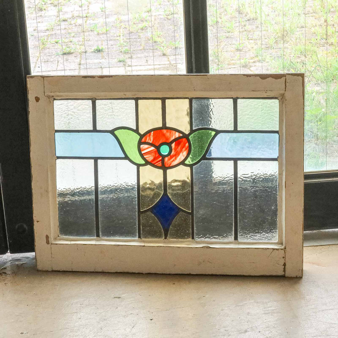 赤い小花とブルーのラインが印象的 ステンドグラス 585×420