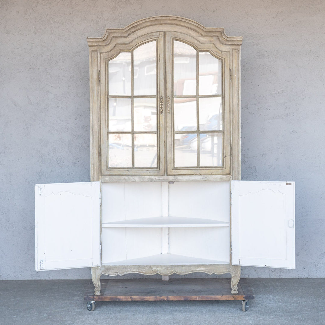 シャビーシックな雰囲気を醸し出すペイントが印象的 オーク コーナーキャビネット /19A