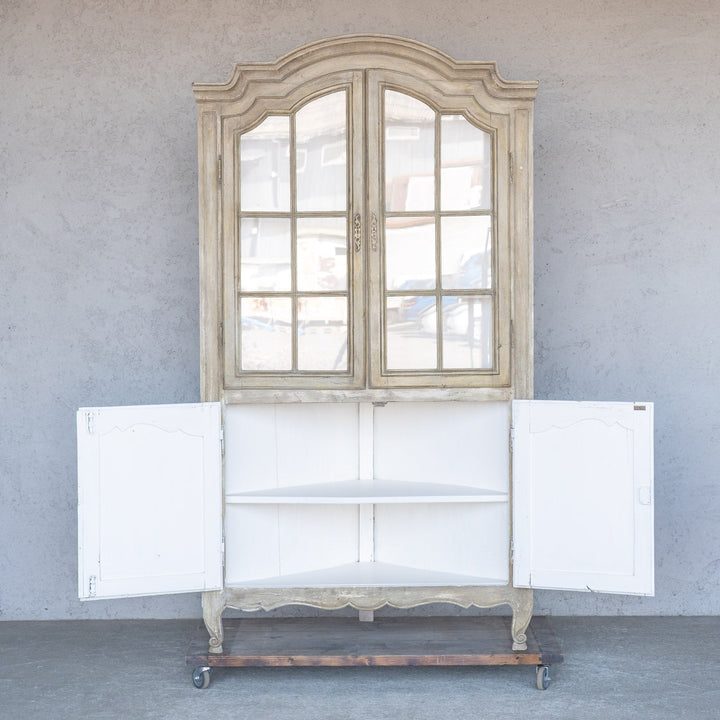 シャビーシックな雰囲気を醸し出すペイントが印象的 オーク コーナーキャビネット /19A