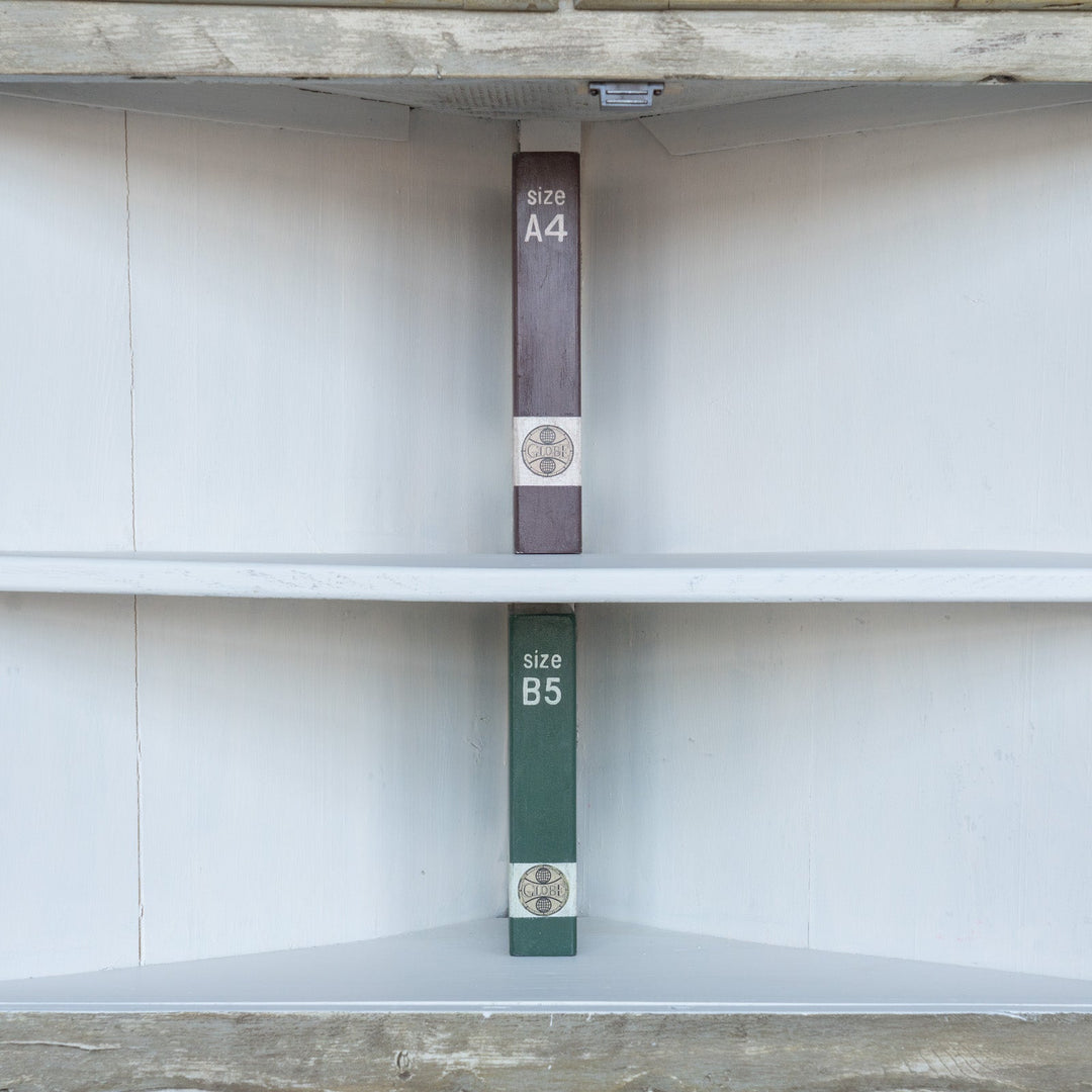 シャビーシックな雰囲気を醸し出すペイントが印象的 オーク コーナーキャビネット /19A