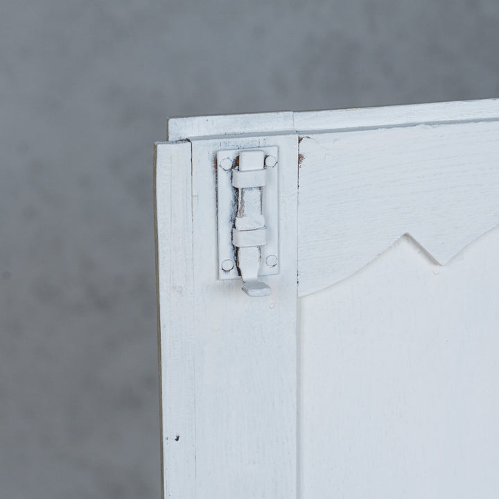 シャビーシックな雰囲気を醸し出すペイントが印象的 オーク コーナーキャビネット /19A