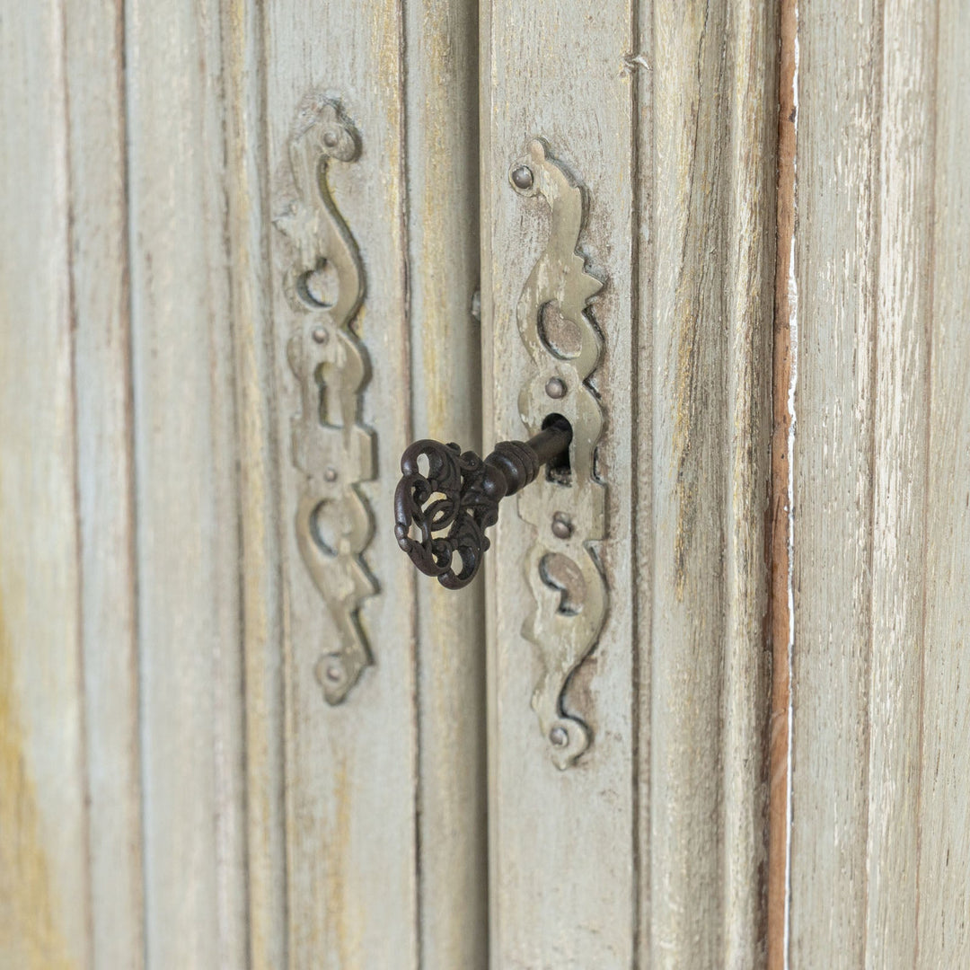 シャビーシックな雰囲気を醸し出すペイントが印象的 オーク コーナーキャビネット /19A