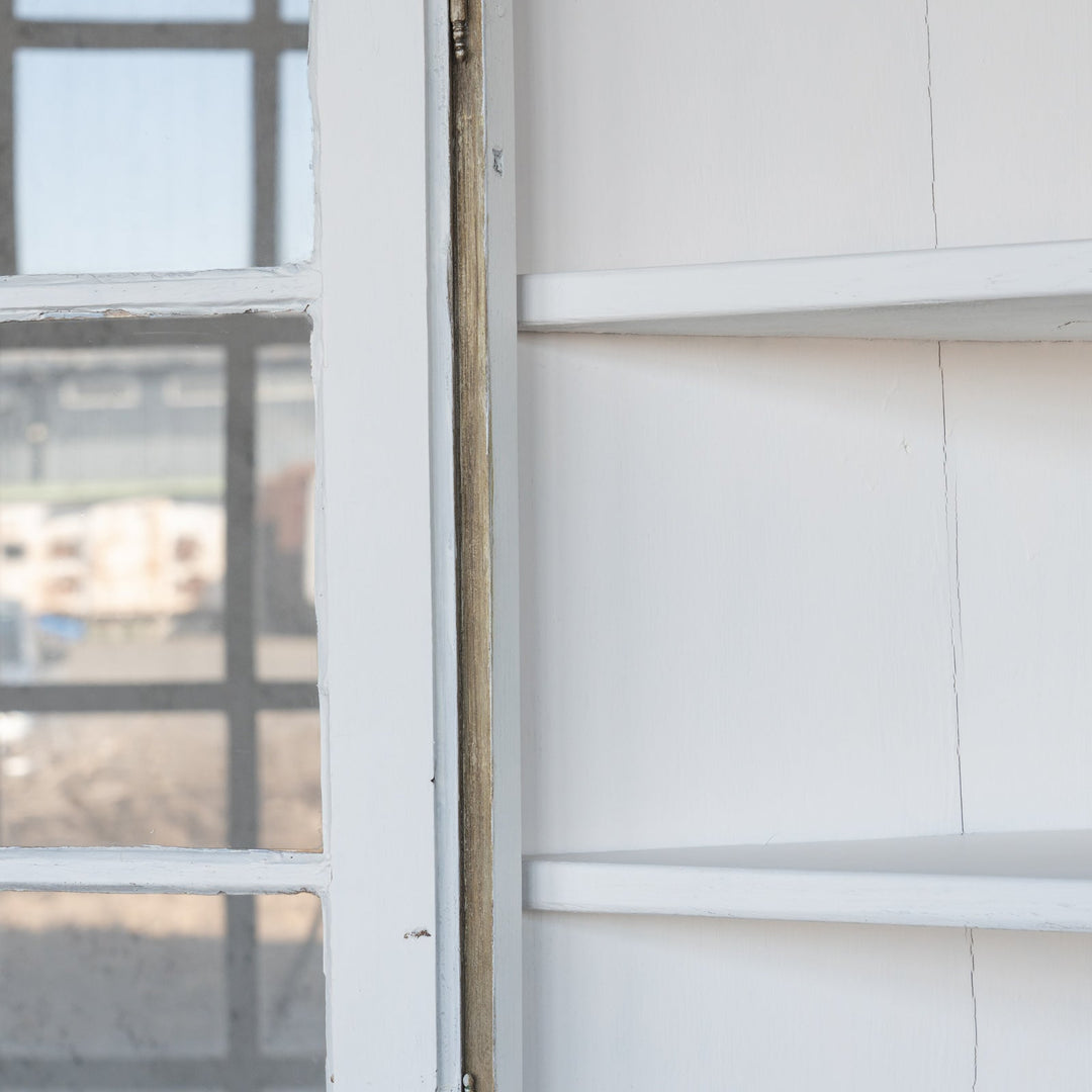 シャビーシックな雰囲気を醸し出すペイントが印象的 オーク コーナーキャビネット /19A