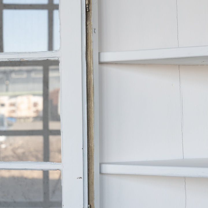 シャビーシックな雰囲気を醸し出すペイントが印象的 オーク コーナーキャビネット /19A