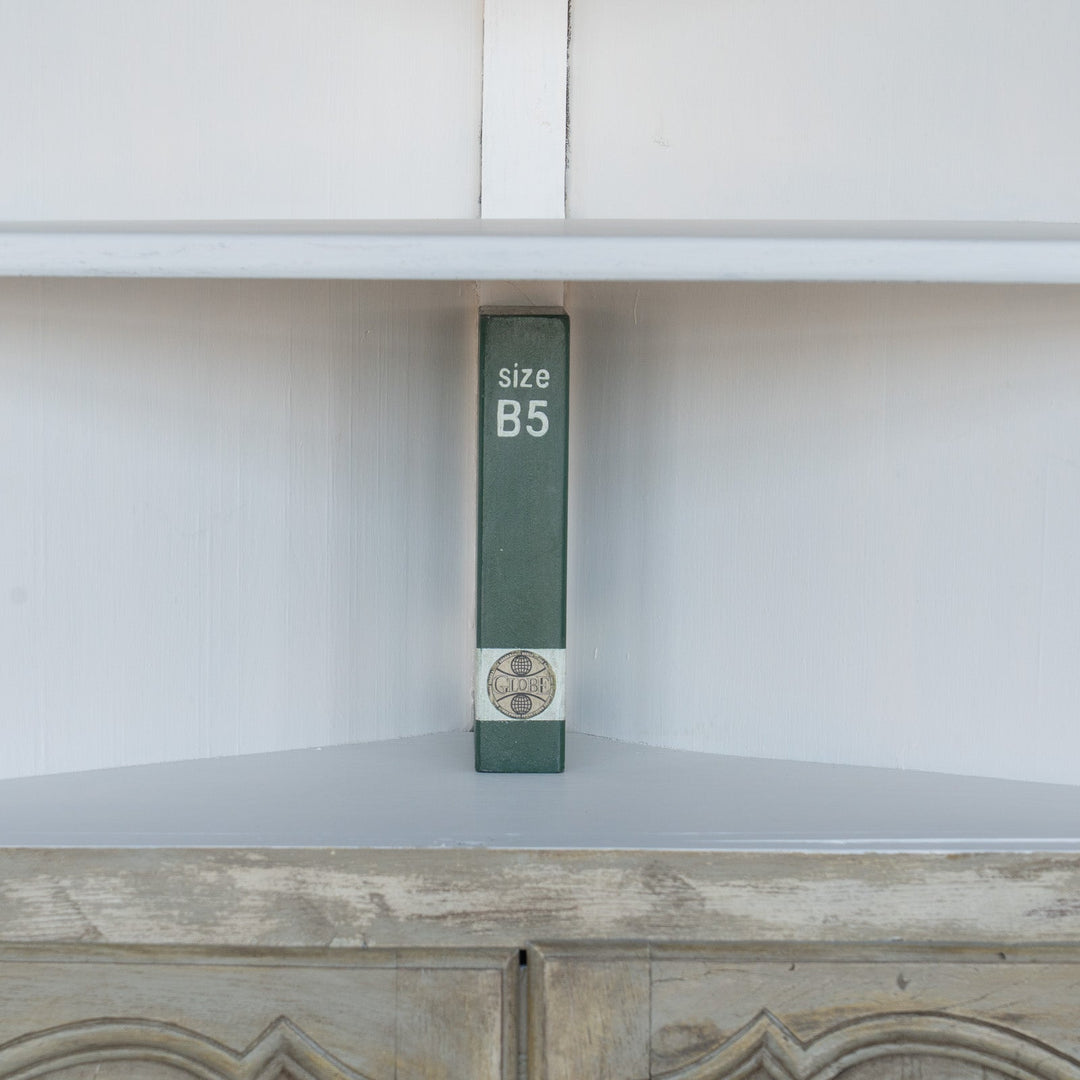 シャビーシックな雰囲気を醸し出すペイントが印象的 オーク コーナーキャビネット /19A