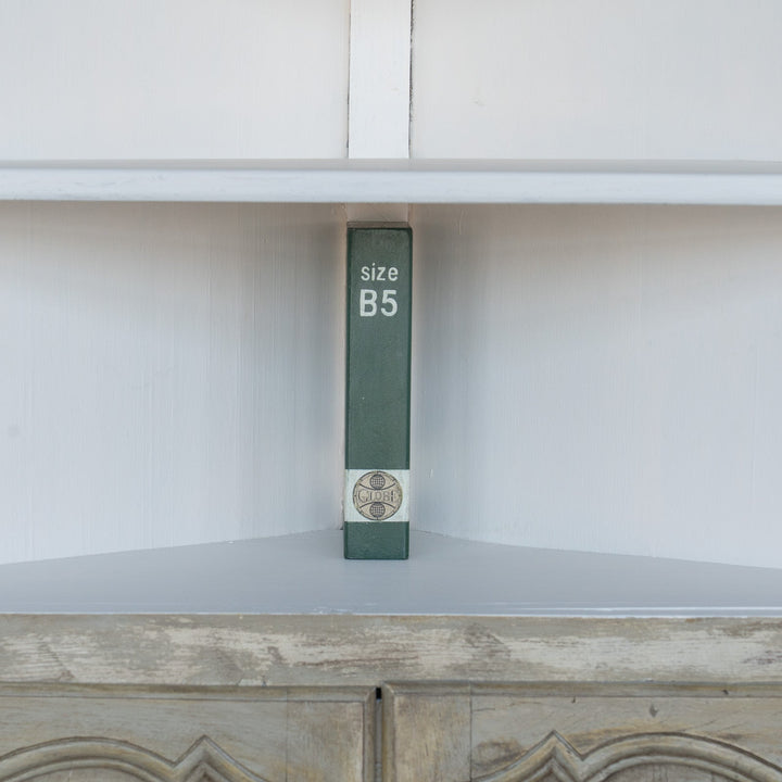 シャビーシックな雰囲気を醸し出すペイントが印象的 オーク コーナーキャビネット /19A