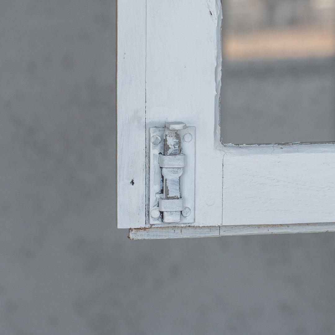 シャビーシックな雰囲気を醸し出すペイントが印象的 オーク コーナーキャビネット /19A