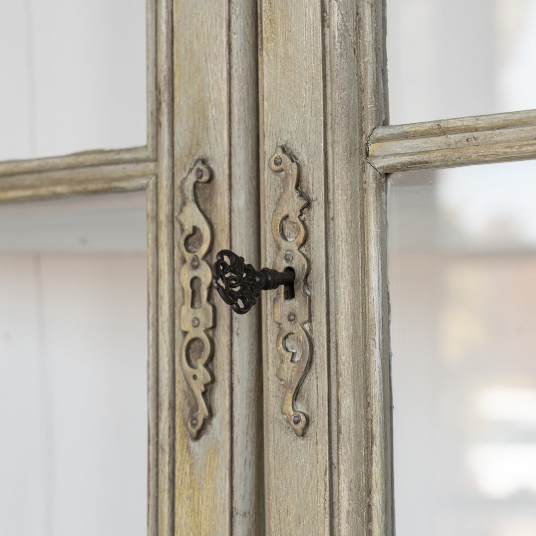 シャビーシックな雰囲気を醸し出すペイントが印象的 オーク コーナーキャビネット /19A