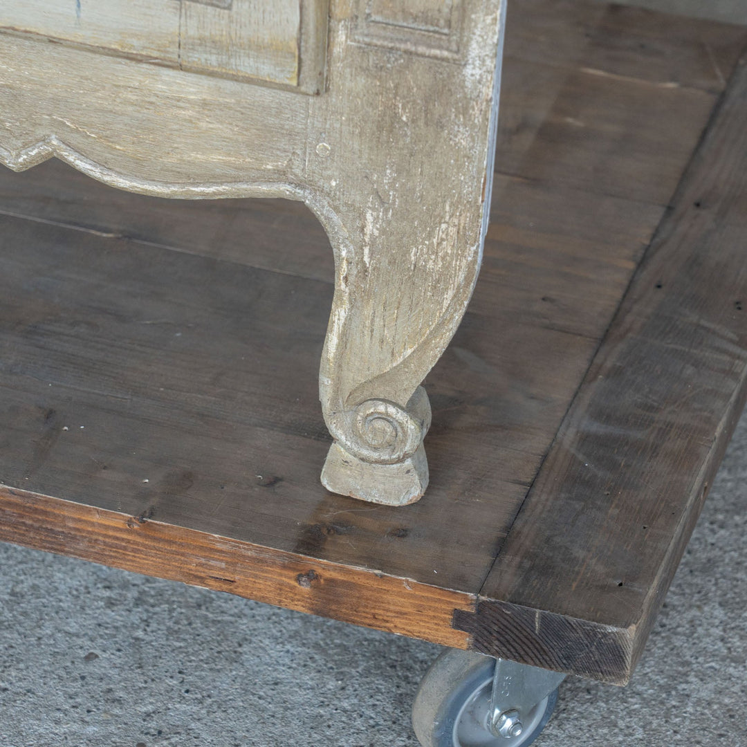 シャビーシックな雰囲気を醸し出すペイントが印象的 オーク コーナーキャビネット /19A