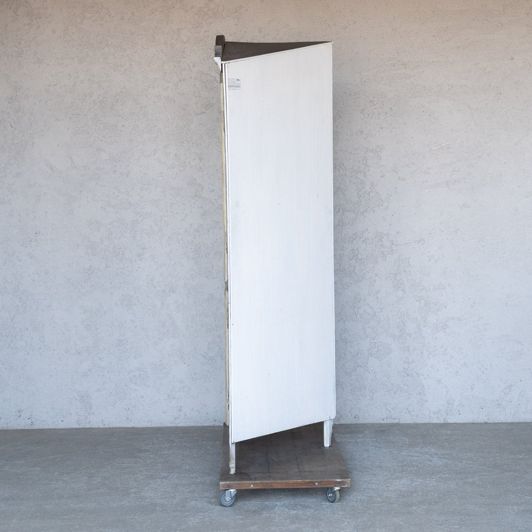 シャビーシックな雰囲気を醸し出すペイントが印象的 オーク コーナーキャビネット /19A