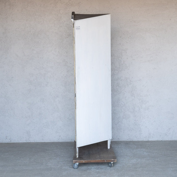 シャビーシックな雰囲気を醸し出すペイントが印象的 オーク コーナーキャビネット /19A