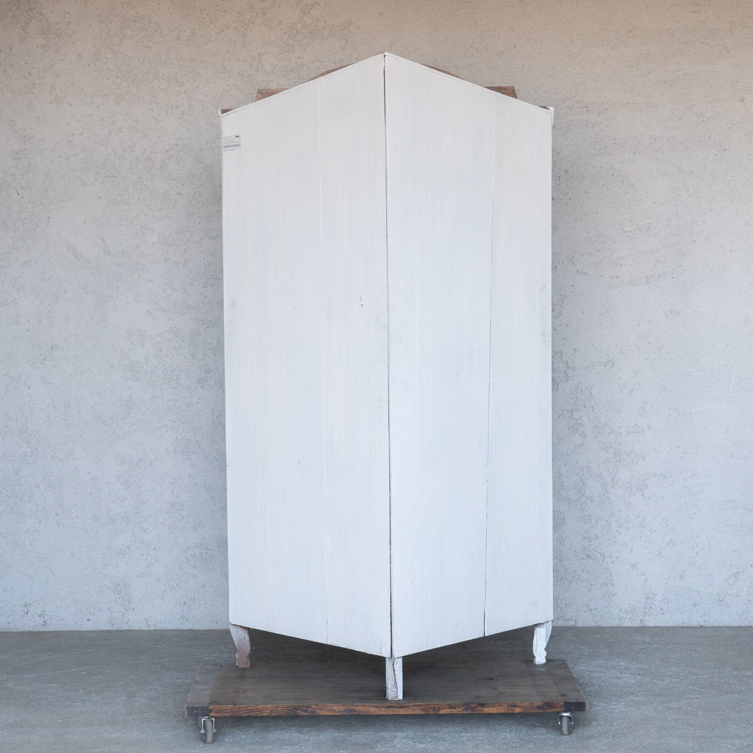 シャビーシックな雰囲気を醸し出すペイントが印象的 オーク コーナーキャビネット /19A