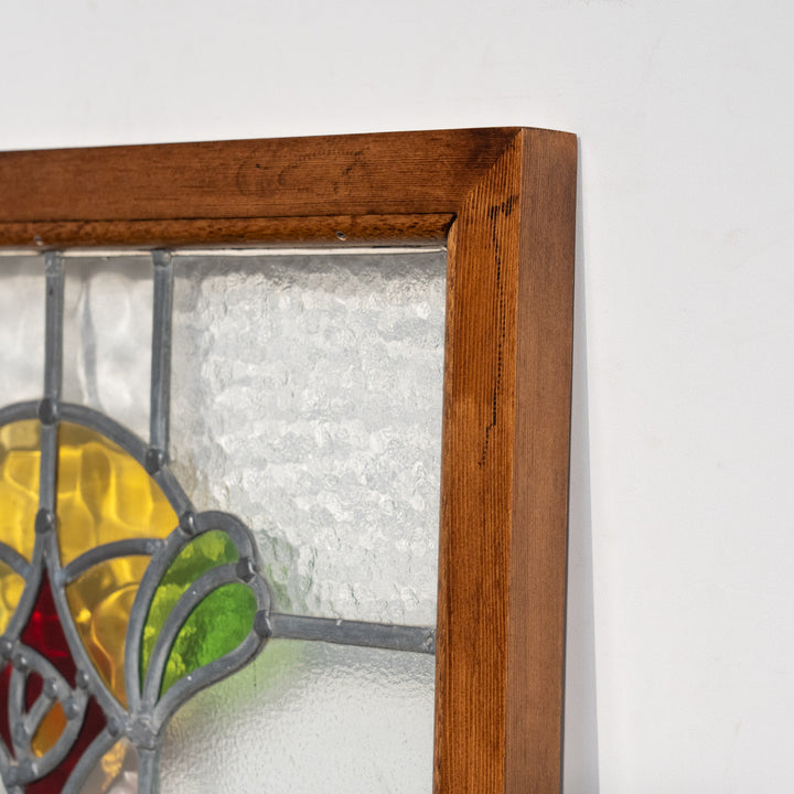 モダンなデザインのローズモチーフが印象的 ステンドグラス 520×365