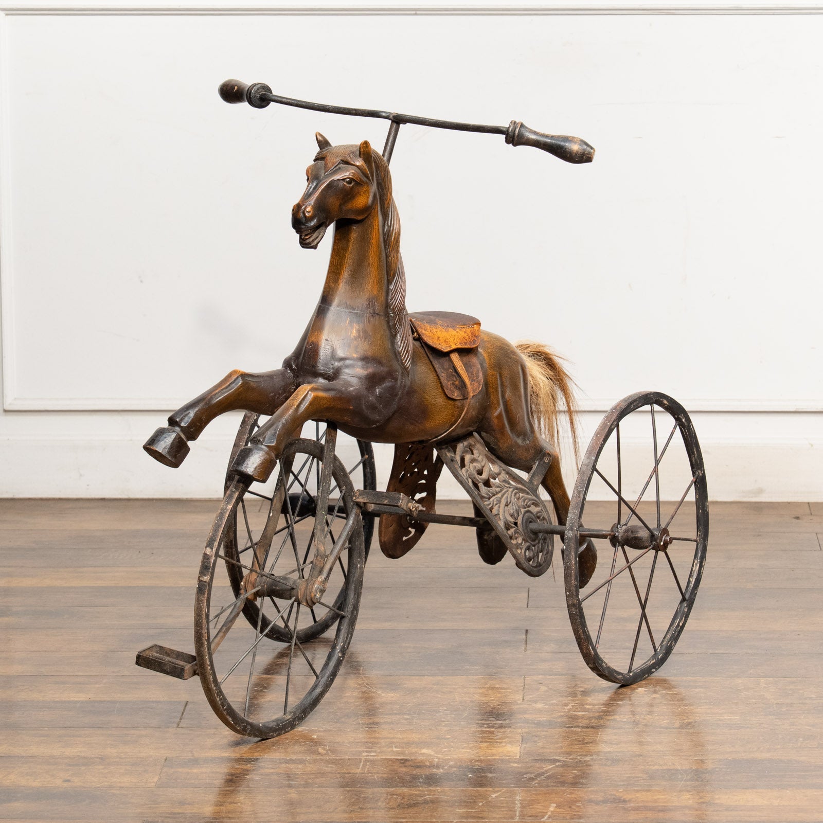 三輪車の上の作りこまれた馬の質感が目を惹く トイホース – THE GLOBE