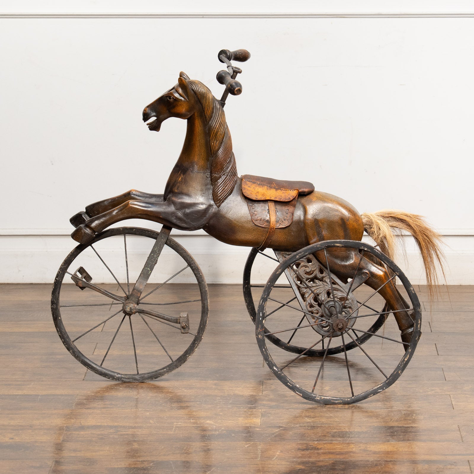 三輪車の上の作りこまれた馬の質感が目を惹く トイホース – THE GLOBE