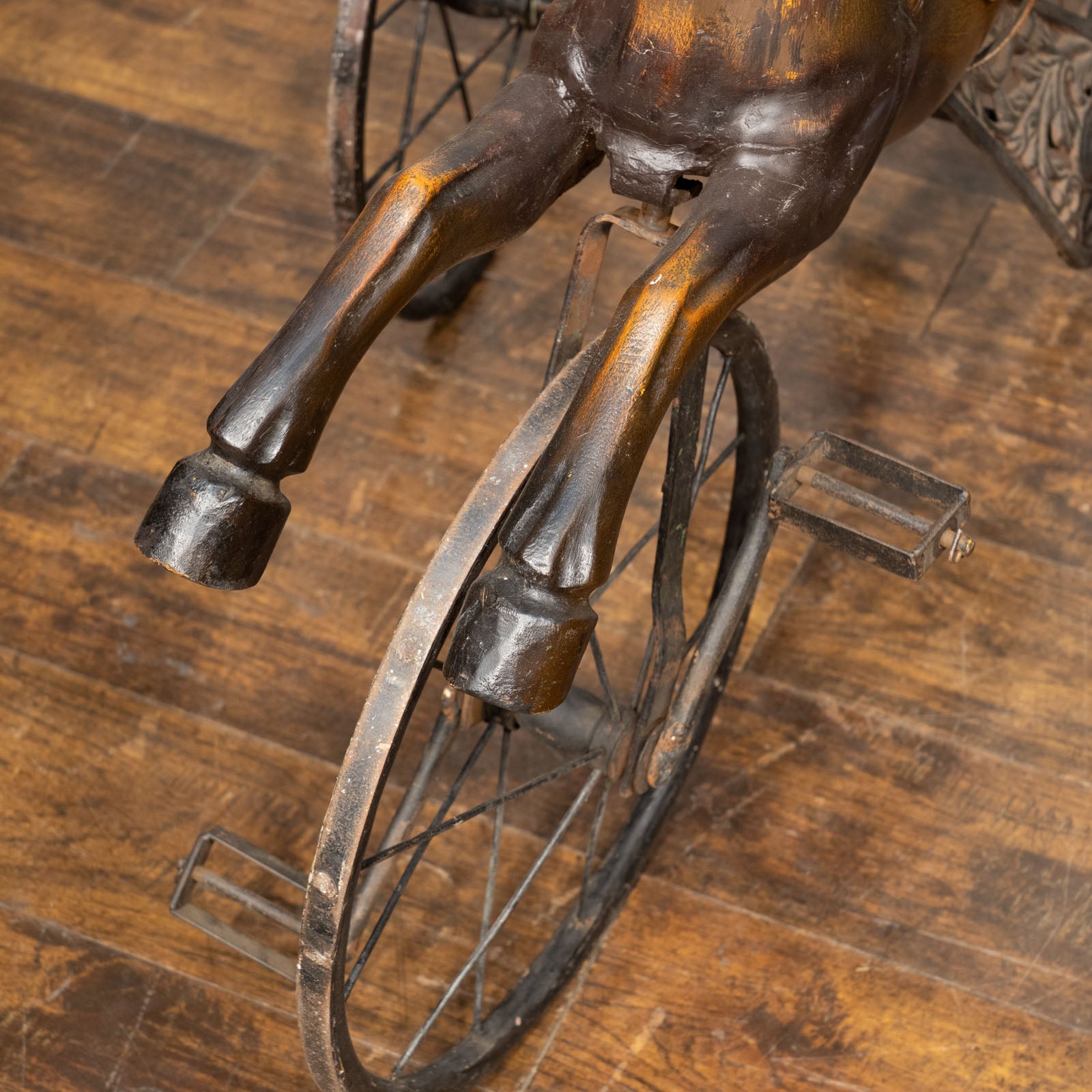 三輪車の上の作りこまれた馬の質感が目を惹く トイホース – THE GLOBE